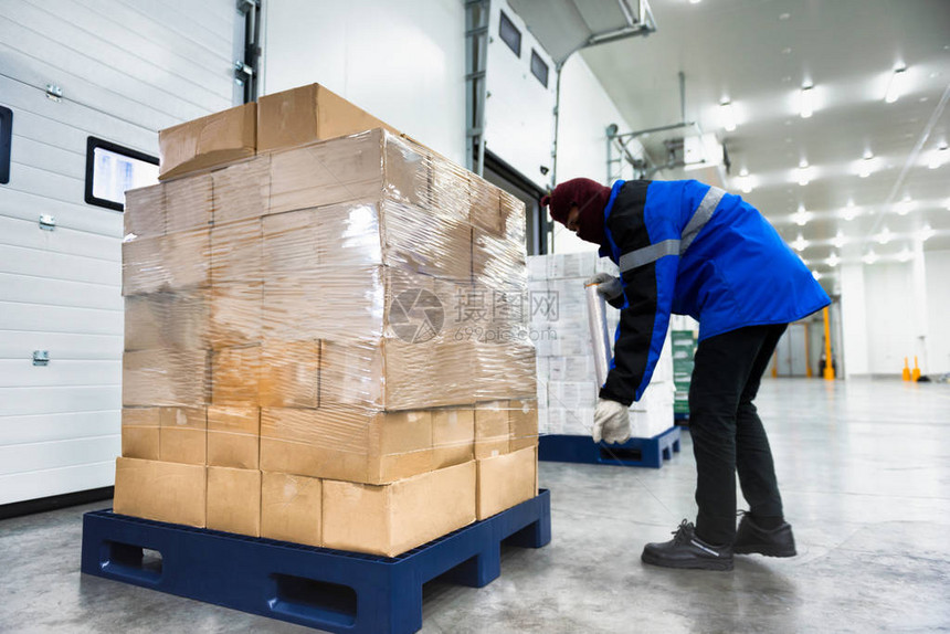 保鲜膜卷包装在冷冻仓库装载货物储存现成食品或即食品进出口图片