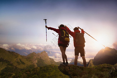 两只手持背包的希克人站在山顶上放松图片