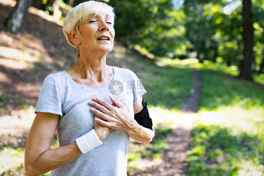 高龄妇女户外活动预防心血管疾病和心脏图片