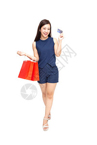 快乐的亚洲女持有信用卡或现金垫款和购物袋图片