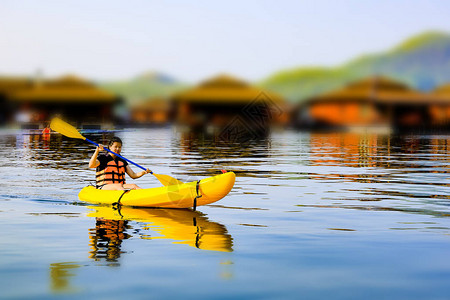 泰国湖中的妇女和旅游妇图片