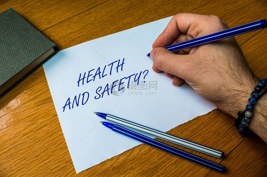 手写文字书写健康和安全问题防止事故或伤害的概念照片规定和程序Topvie男手写木桌图片