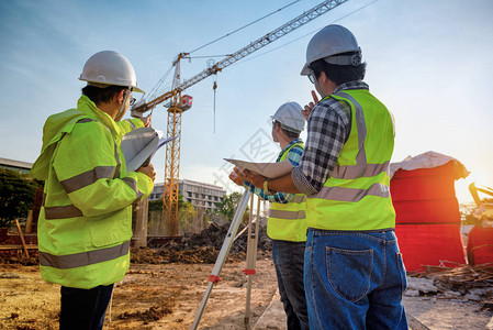 建筑工程师与建筑师在建筑工地或高层建筑的建筑工地进行讨论图片