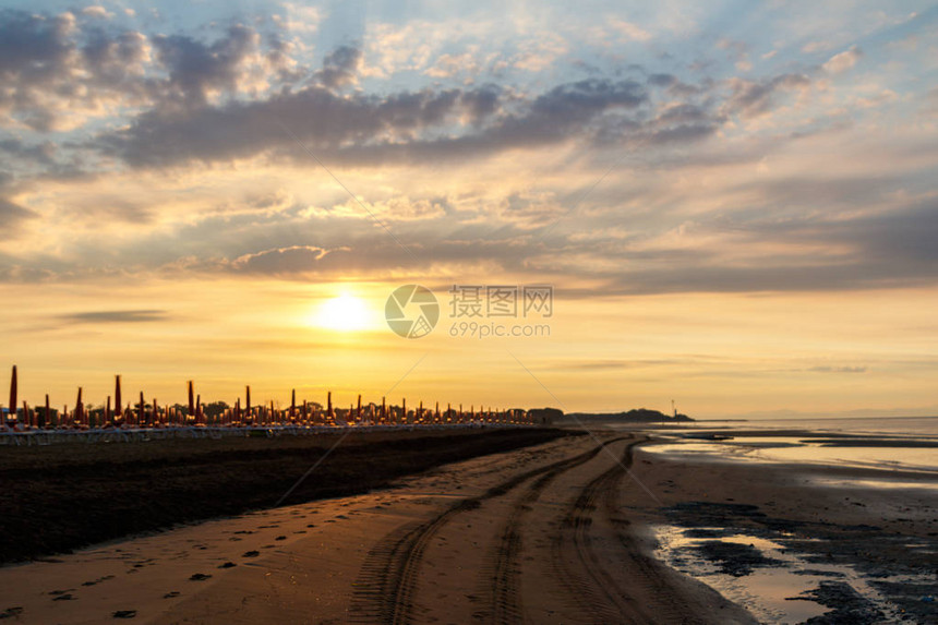 海上日落与迎面而来的海浪图片