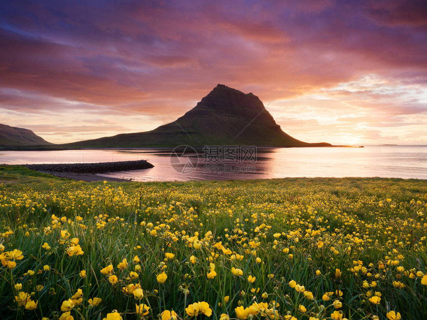 冰岛Grundarfjordur市附近的Kirkjufell山图片