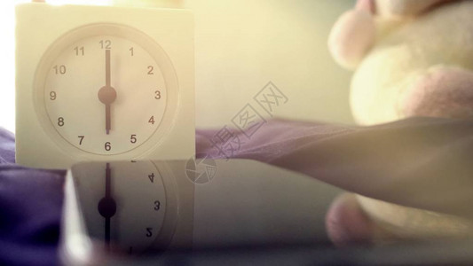 旧的记忆时间概念6点钟在床上倒数时钟图片