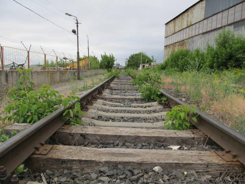 旧的废弃铁路有生锈的铁轨图片