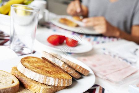 早餐桌上盘子里一些烤面包的特写图片