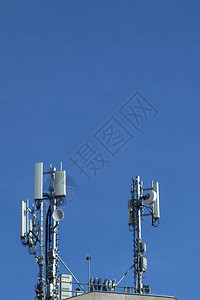 蓝天上的电信塔背景图片