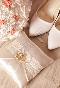 婚礼细节软背景的鞋子图片