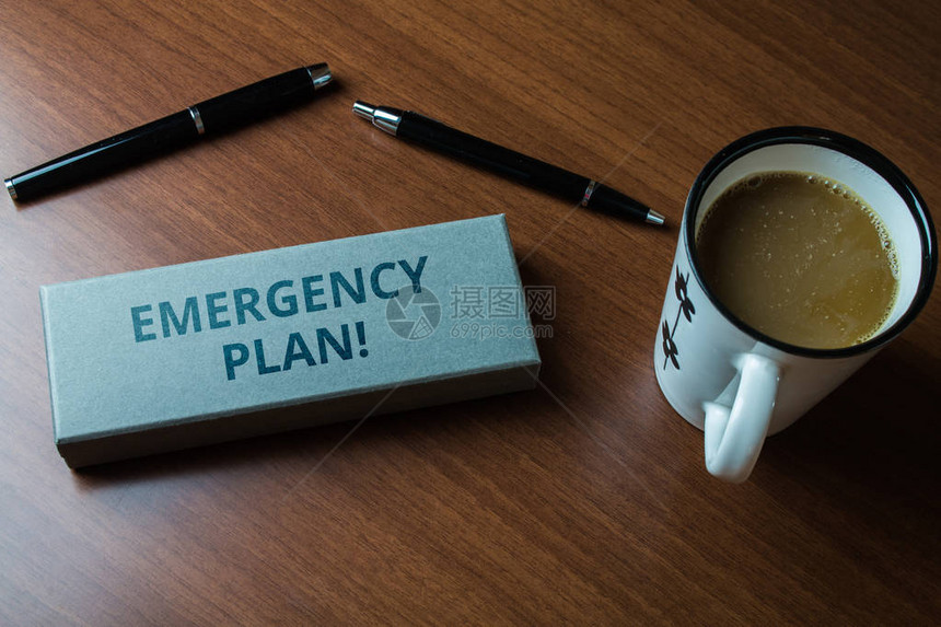 文字书写文本应急计划商业照片展示为减轻潜在事件的损害而采取的行动上近景两支圆珠笔盒套装咖啡图片