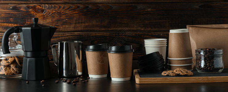 黑桌上的咖啡时间附件以木制背景文字图片