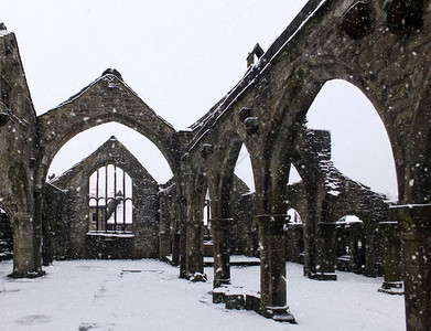 圣托马斯教堂下雪中heptonstall的贝克特背景图片
