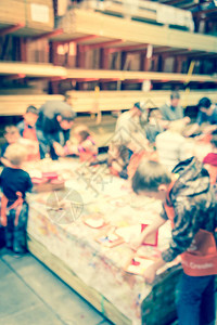 形象模糊的儿童和家长参加由美装零售商组织的仓库工艺研讨会孩子建造画相框工具箱和手工背景图片