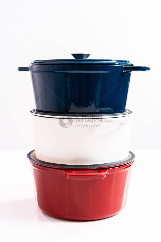红色白色和蓝色的标名铸铁覆盖着圆弯土烤炉在wh图片