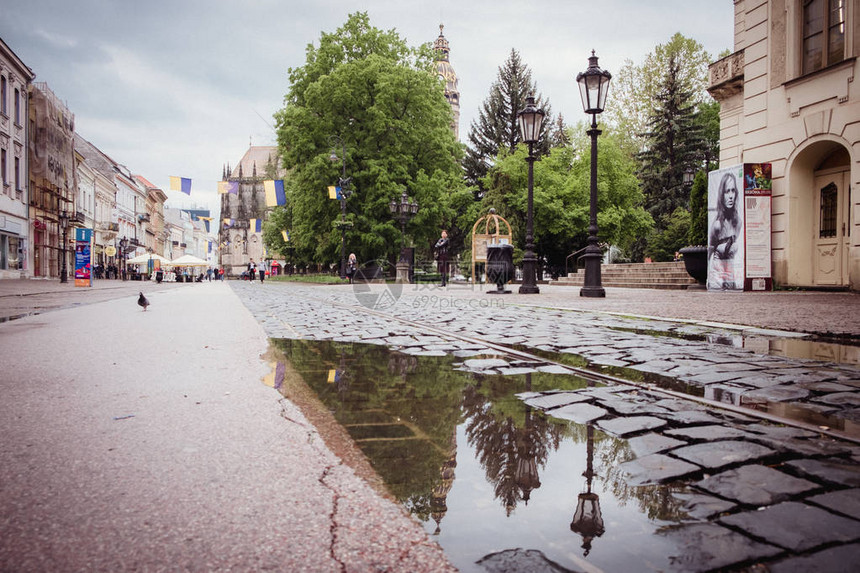 雨后的moshhonnaya街在水坑的倒影中图片