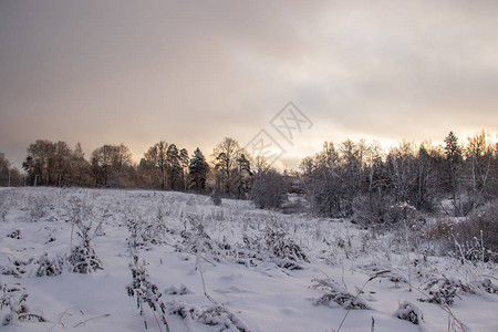 冬天日落时的雪原美丽的天空图片
