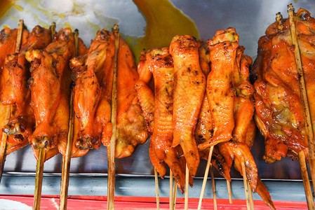 亚洲风格的烤鸡翼托盘木背景泰图片