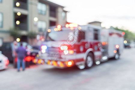 美国德克萨斯州公寓灾中消防车消防员和居民的图像模糊图片