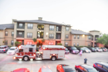 模糊高视角消防车消防员美国公寓火灾居民图片