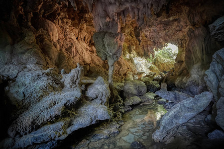iriomtoe岛的大洞穴图片