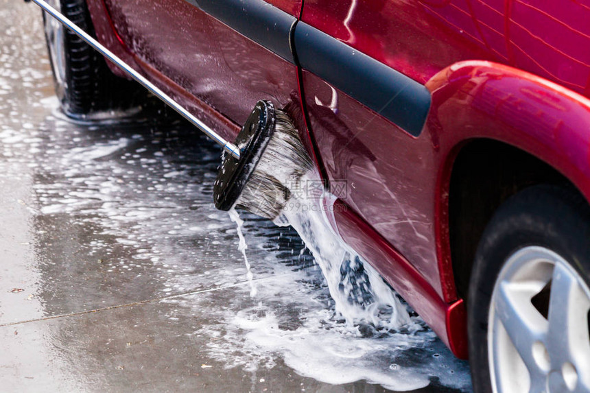 户外洗车时用加压水和肥皂图片