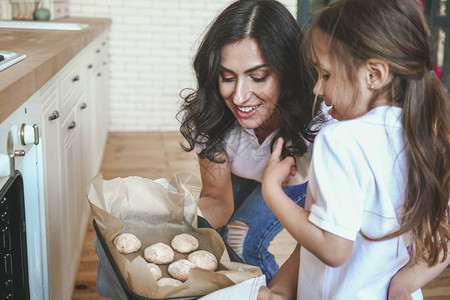 幸福母亲女儿在家厨房做饼干时陪着女儿在图片
