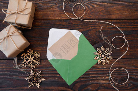 圣诞样机假日信件绿色信封中的空白纸图片