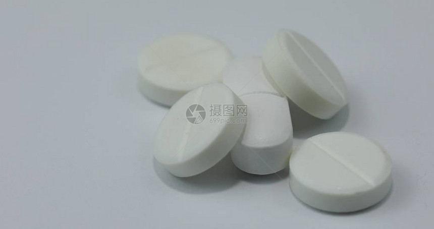 白色圆形药丸和药物药物药丸和片剂药片的特写镜图片