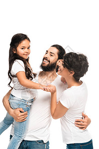 幸福的拉丁男人抱着可爱的女儿微笑在妻子身边却图片