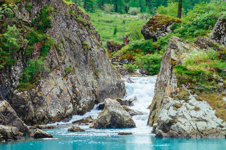 山溪汇入蔚蓝的湖水溪流湍急光滑的水面奇妙的岩石与丰富的高原植被雄伟的自然图片