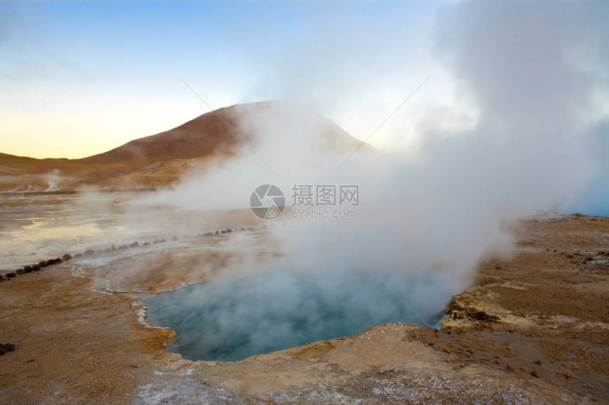 4300米高度的天然温泉水池图片