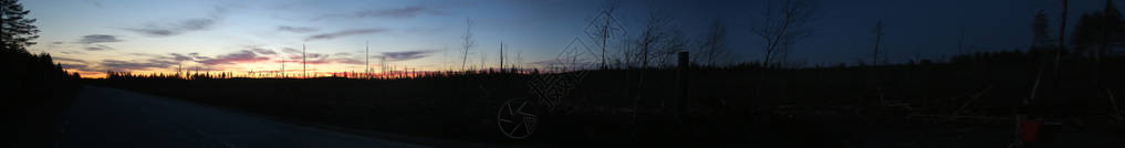 在瑞典北部拉普兰上空日落的模糊影响图片