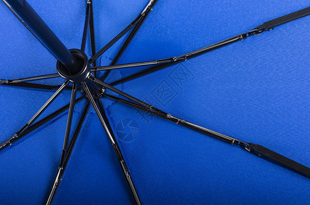 蓝防水和防风黑伞有玻璃纤维肋骨图片