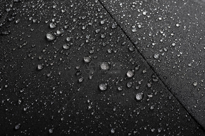 带水滴的黑色防水伞纹理图片