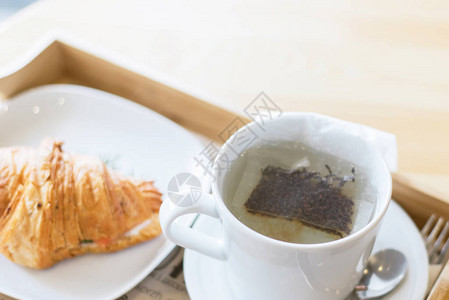 用茶包泡茶生态早餐用开水冲泡的茶包早图片