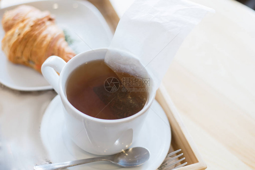 用茶包泡茶生态早餐用开水冲泡的茶包早图片