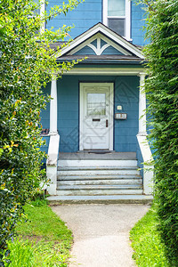 旧家庭住宅主入口处有门和穿过绿图片