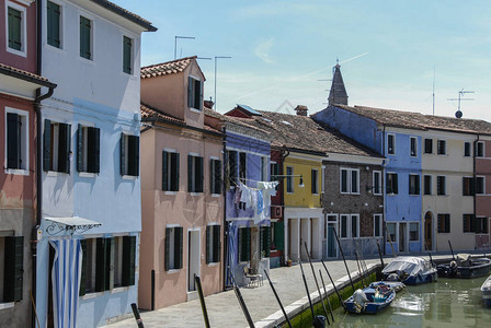 布拉诺运河前色彩缤纷的建筑和船只全景图片