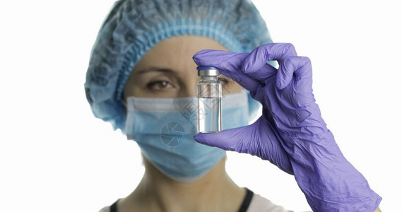 手持薄膜的女科学家开发新药物接种疫苗医学概念和健康改善图片
