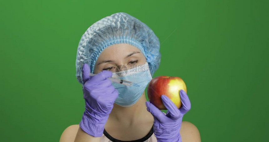 女科学家在苹果中注射药物注射器图片