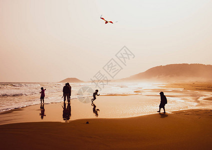 在塞浦路斯卡帕西亚美丽的沙黄色金海滩上播放和风筝的人在大气中图片