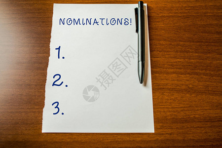 手写文本提名提名或被提名奖的概念照片动作上视图空白固定纸躺在木桌笔图片