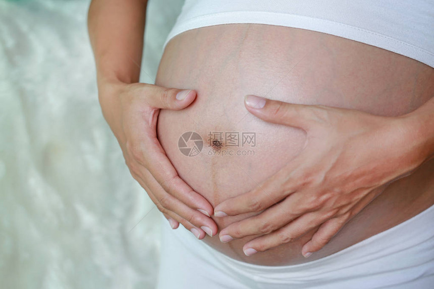孕妇双手放在肚子上图片