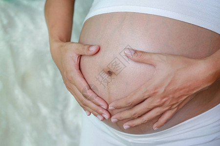孕妇双手放在肚子上图片