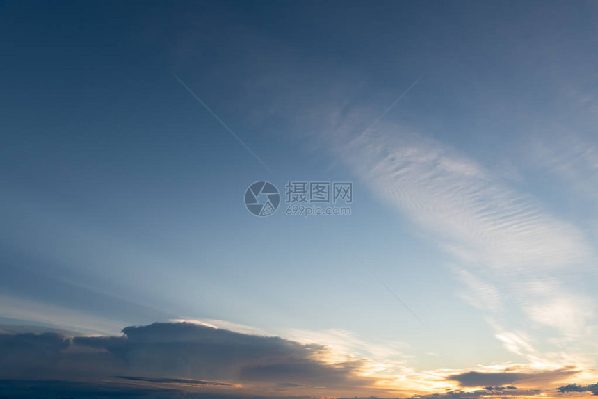 太阳升起蓝色天空图片