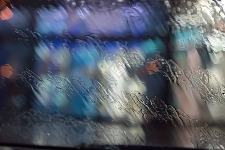 窗户上的雨滴玻璃上的水滴湿玻璃的表面雨中图片