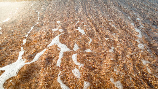 海浪在沙海滨滚动和摇晃的美丽平图片