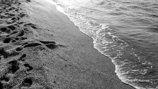 日落时沙滩的美丽黑白照片海岸和海洋浪图片