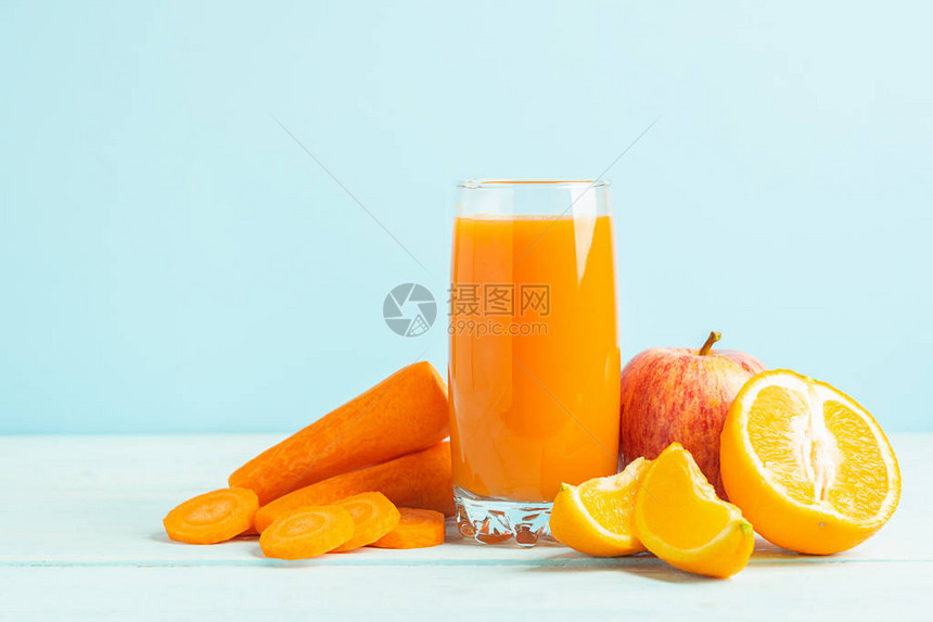 从胡萝卜和橙苹果中新鲜的果汁图片
